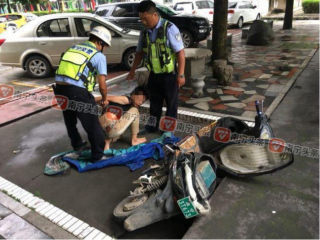 我的车停路边.有一个骑电瓶车的撞上来.然后骑电瓶车的死了.保险公...