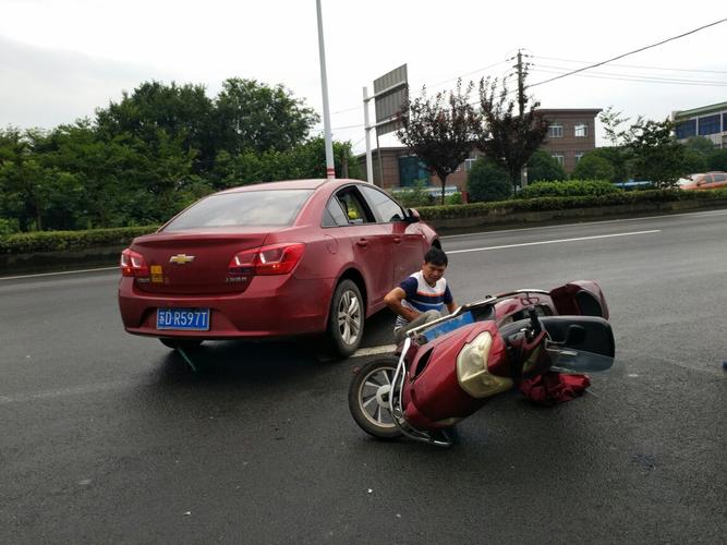 我的车停路边.有一个骑电瓶车的撞上来.然后骑电瓶车的死了.保险公...